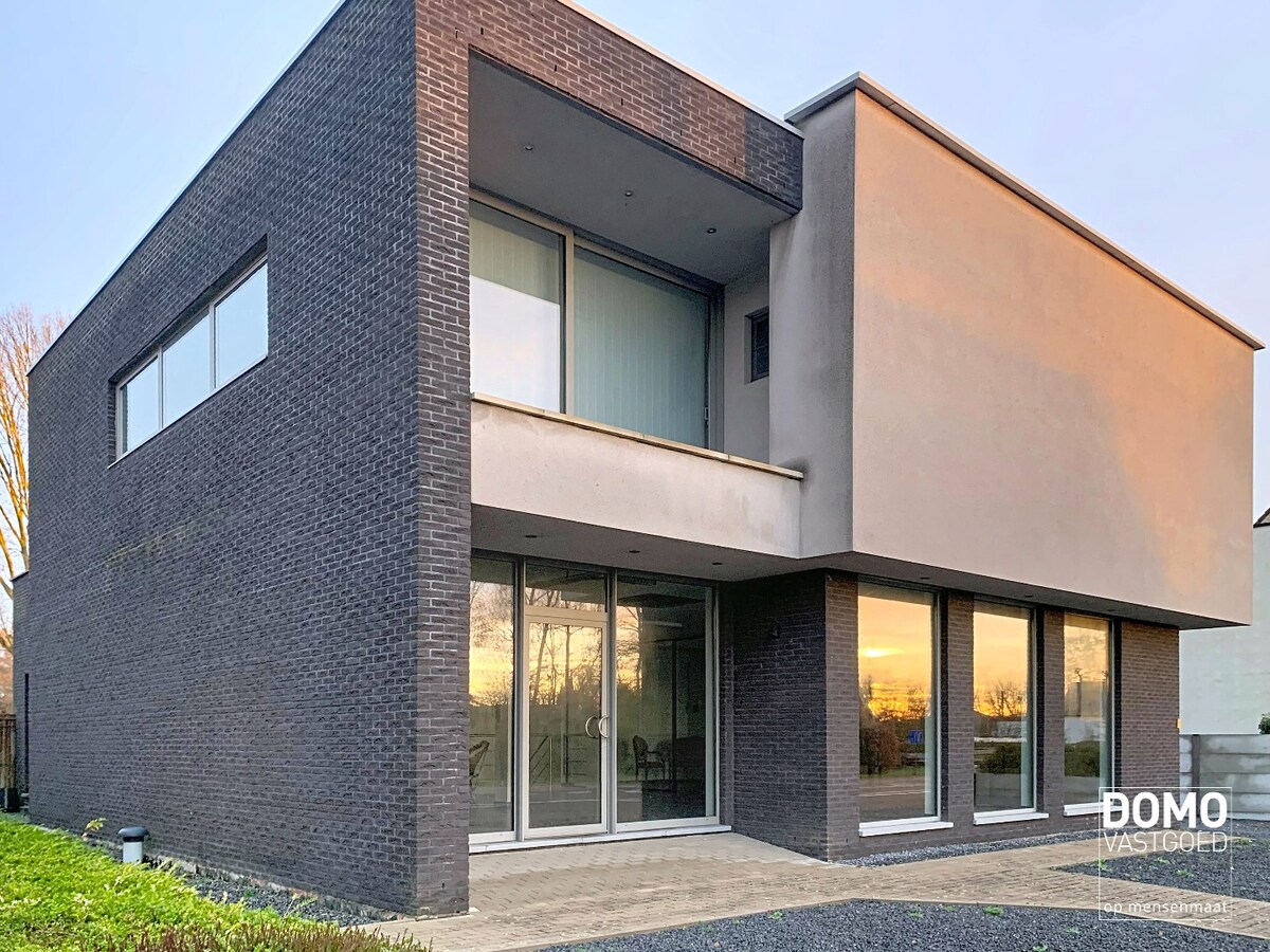 COMMERCIEEL PAND MET RUIM APPARTEMENT OP ZICHTBARE LOCATIE IN HERK-DE-STAD 