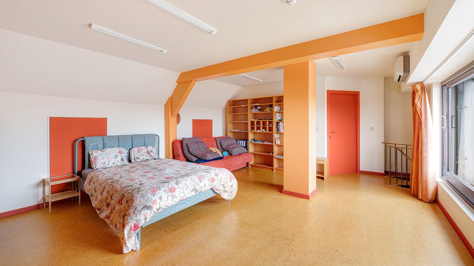 Ruime bel-etagewoning met garage en zonnepanelen in hartje Heist. 