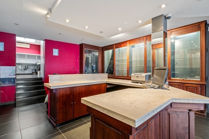 Uitstekend gelegen handelspand met woonst in Eernegem 