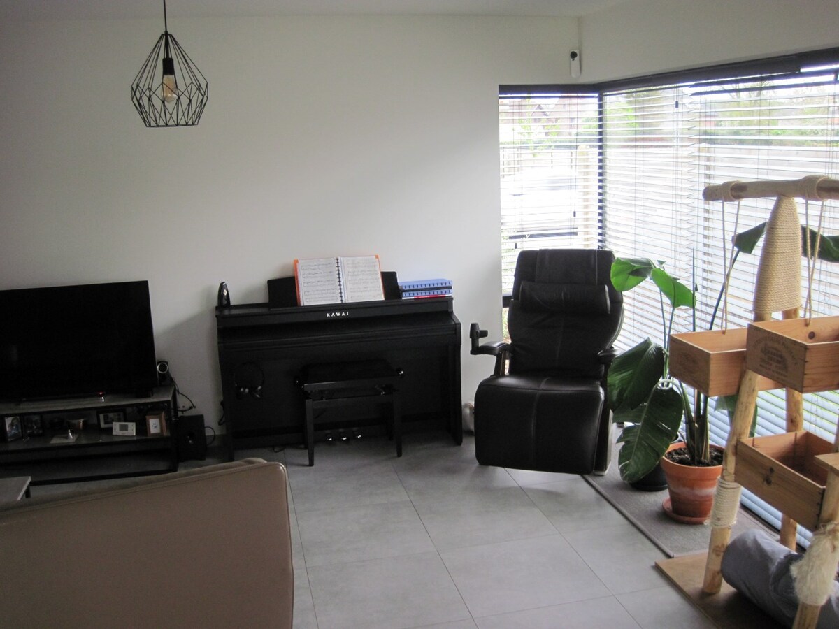 Eigentijdse Half Open Bebouwing met tuin en terras. 