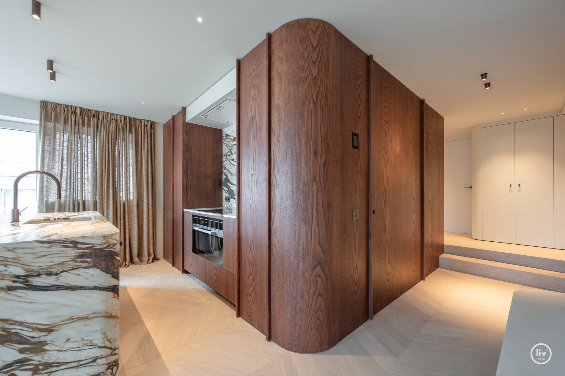 Volledig en subliem gerenoveerd zuid-west georiënteerd hoekappartement in een prestigieuze villaresidentie in het hart van het Zoute. 