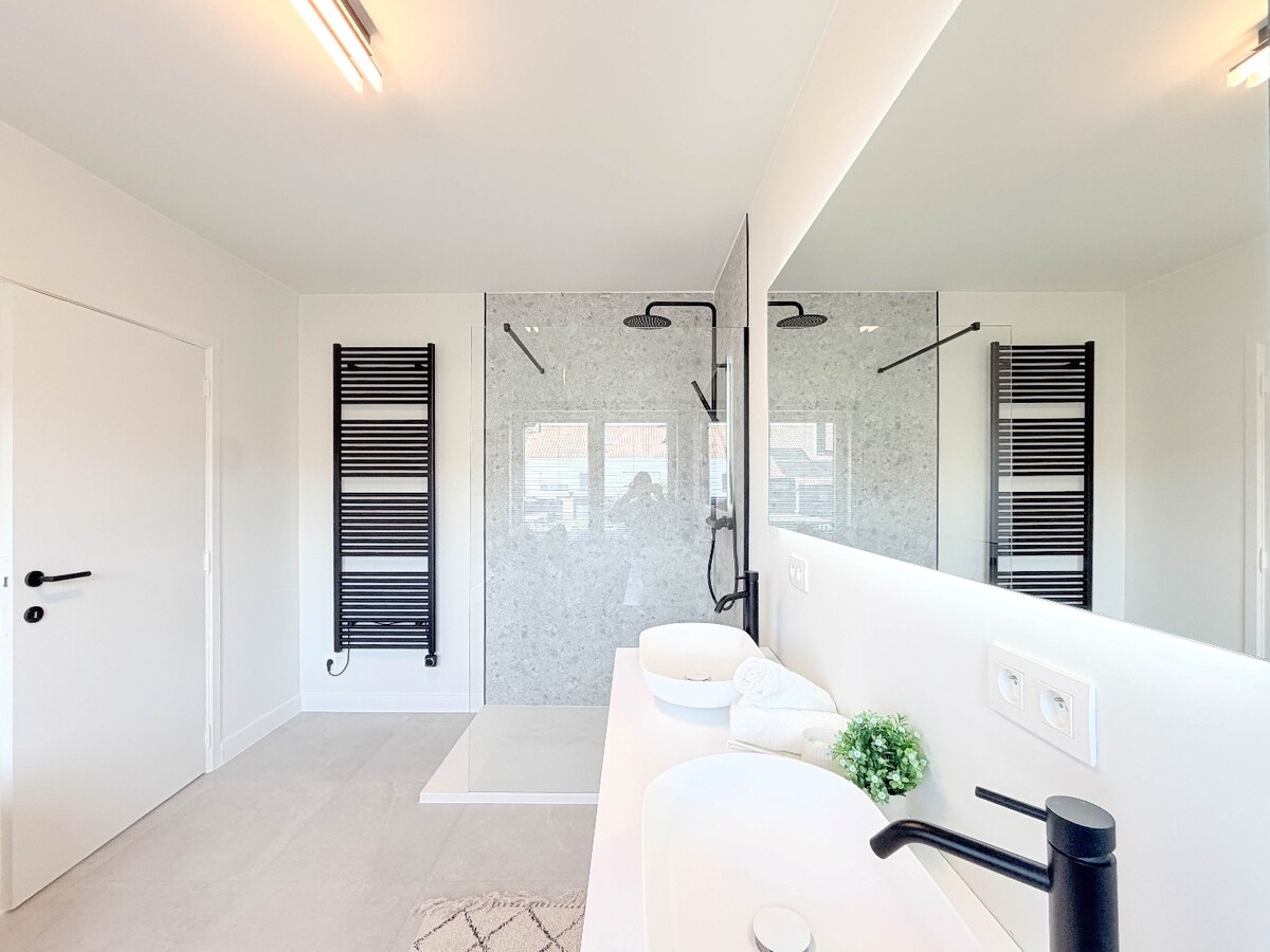 ABSOLUTE TOPPER !!!  Ontdek nu dit prachtige vernieuwde pand gelegen te Kortrijk/Heule ! *** NONO INSPIRED *** 