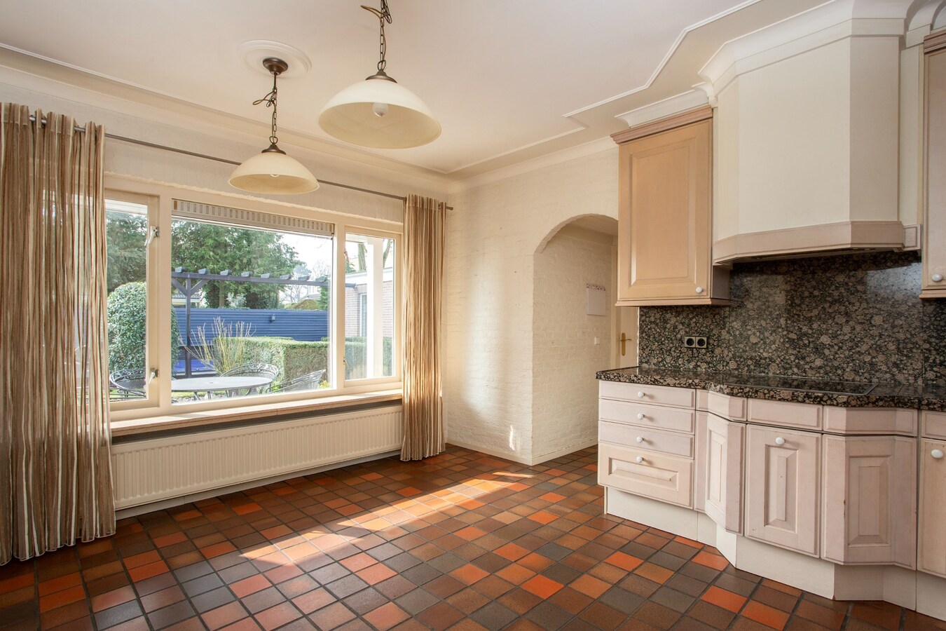 Vrijstaande woning, type landhuis met garage, carport, zwembad en 731 m2 grond. 