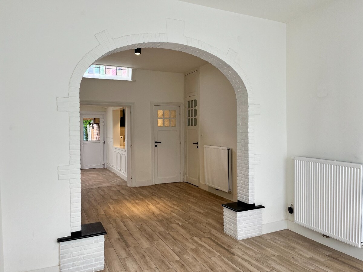 Lichtrijke woning met garage in het hartje van Ieper 