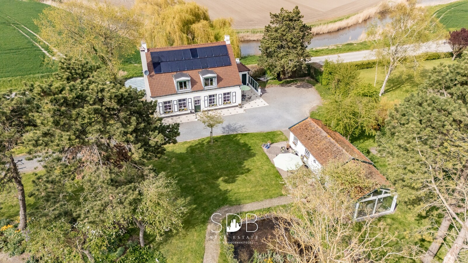 Landelijke woning met authentiek gastenhuis, stalgebouw, graslanden en buitenpiste op 20.285m² 