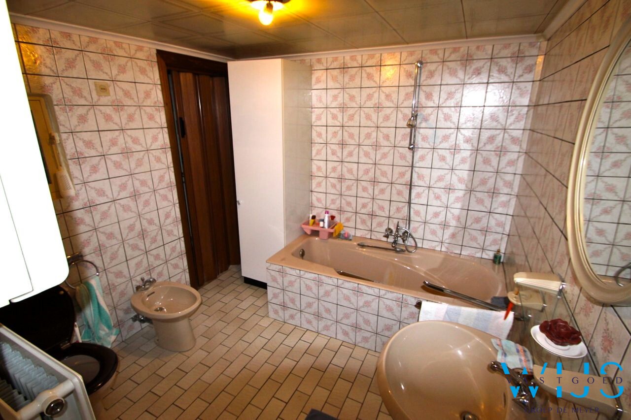 Centraal gelegen woning met mooie grond te Ertvelde! 