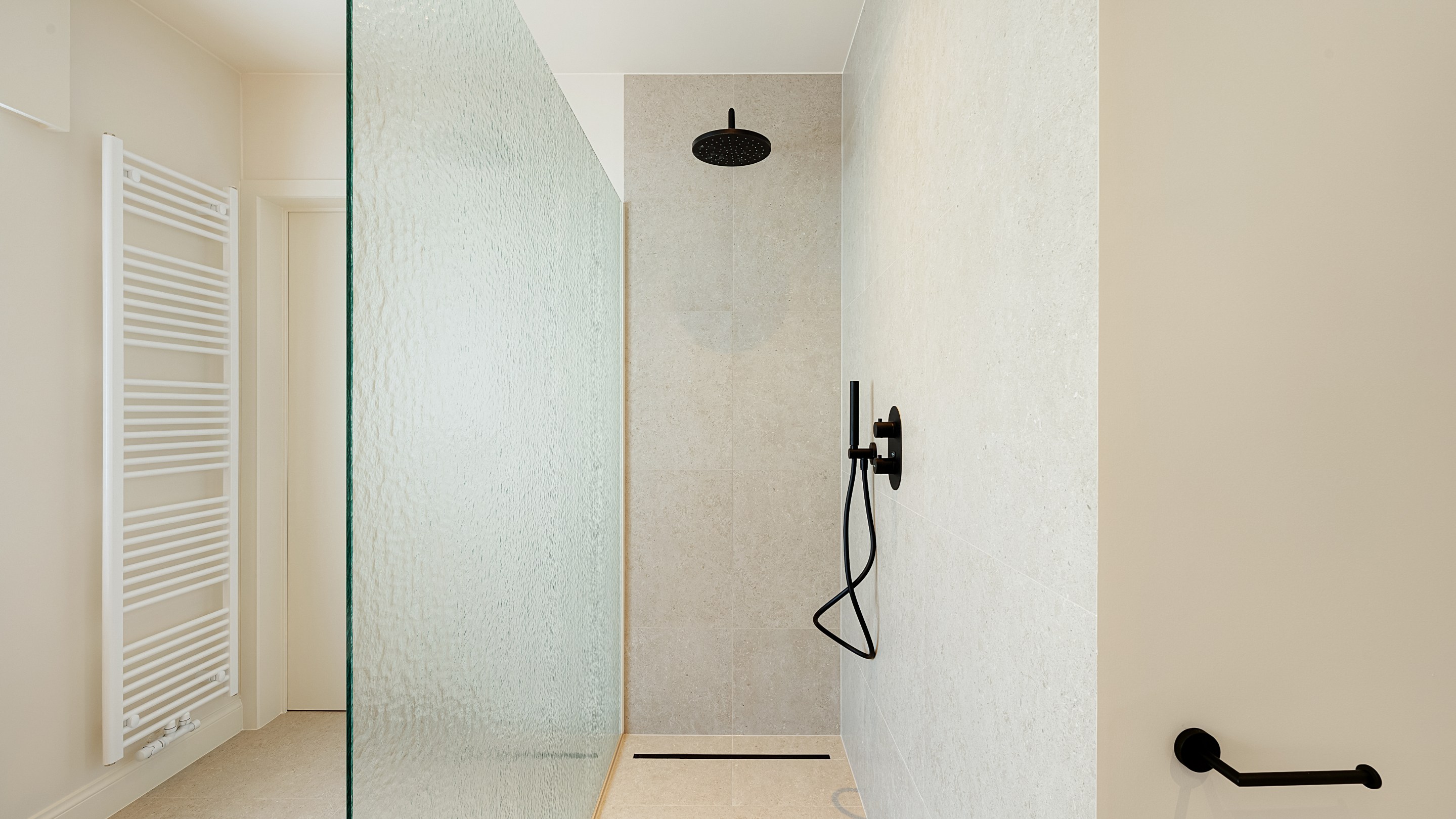 Op een uitmuntende locatie in Duinbergen, op wandelafstand van het strand en de duinen, bevindt zich deze prachtig en hoogwaardig gerenoveerde koppelvilla. 