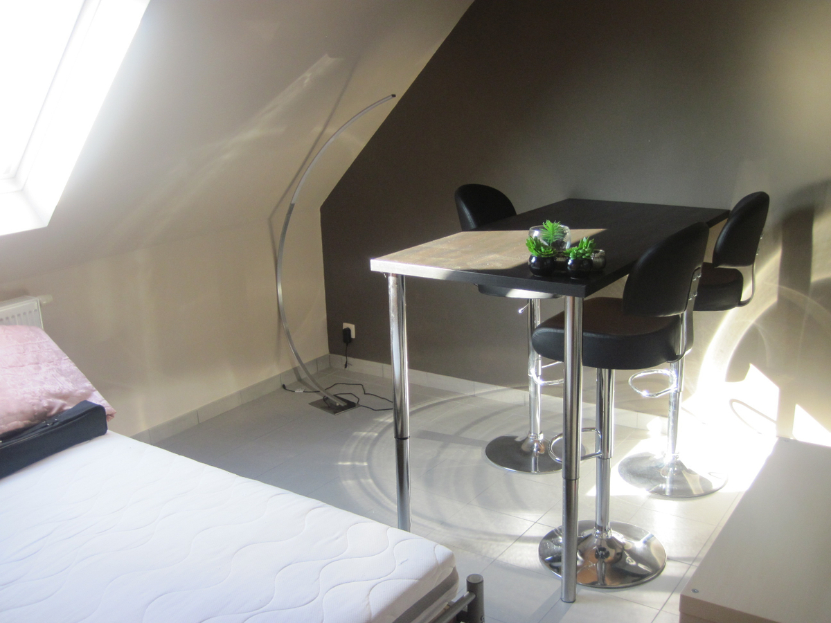 Degelijke woning met terras, tuintje én inpandige garage. 