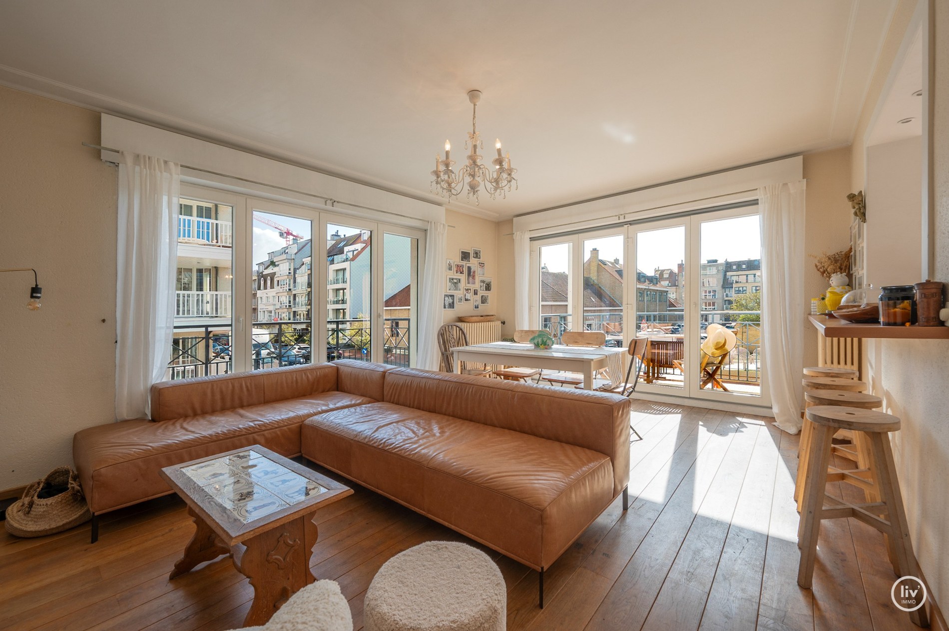 Zonnig HOEKappartement gelegen op de Van bunnenlaan met zicht op de Heilighart kerk te Knokke. 