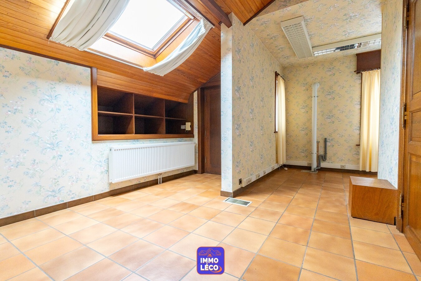 Villa d'architecte érigée sur 712m² avec jardin, double garage, parking privatif, dans un clos prisé ! 