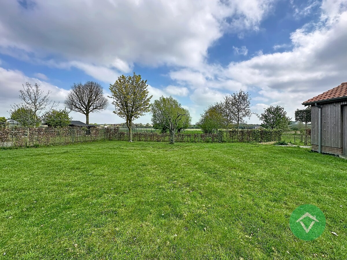 Statige bungalow op 1.811m² met landelijk zicht, drie slaapkamers en twee garages te Ichtegem 