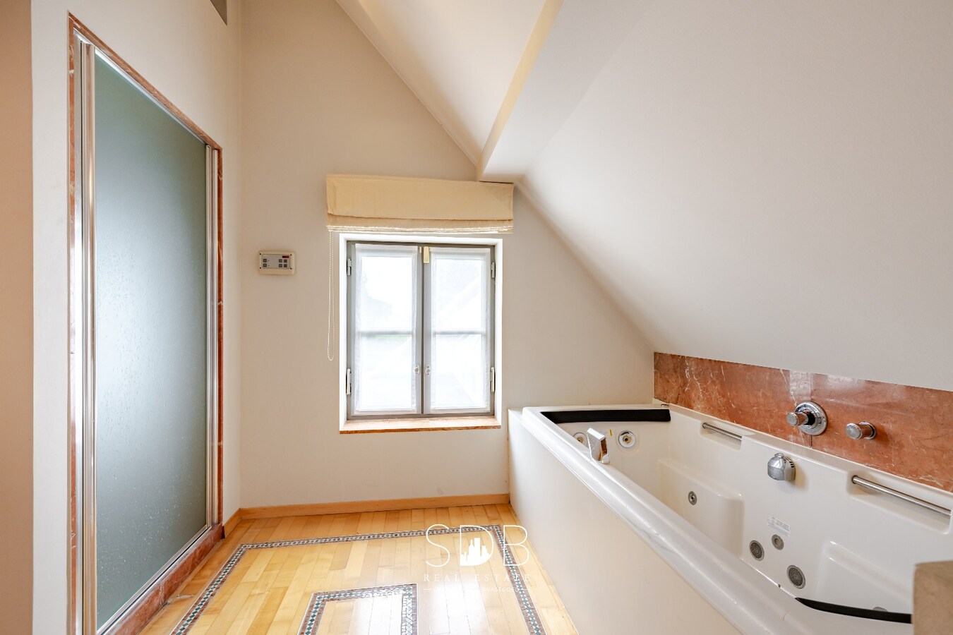 Landelijke villa met bijgebouwen en graslanden op 23.740m² 
