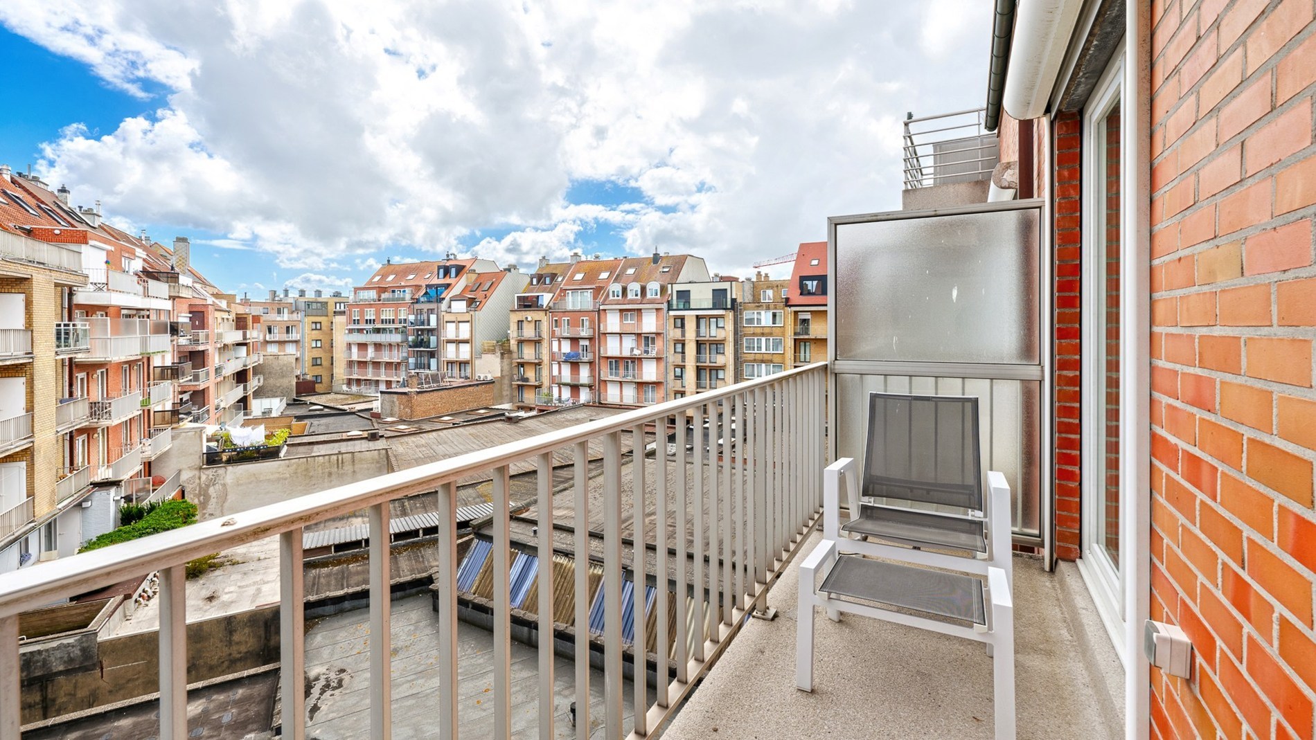 Ruim appartement van 138 m² gelegen op de Jozef Nellenslaan te Knokke en combineert ruimte, lichtinval en comfort. 