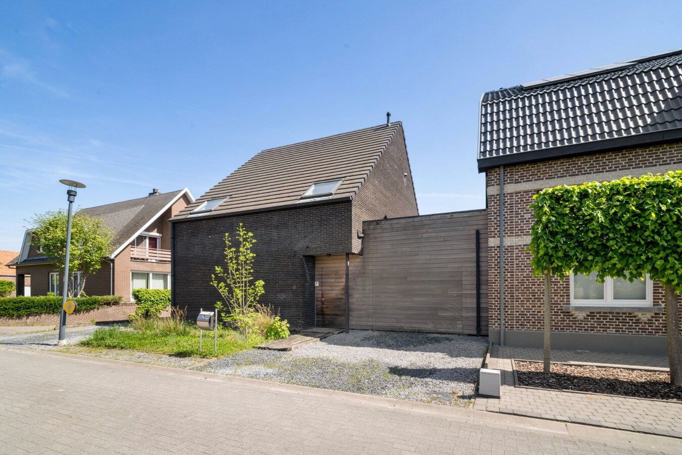 Recente, halfvrijstaande gezinswoning in een moderne bouwstijl op een perceel van 11a06ca! 