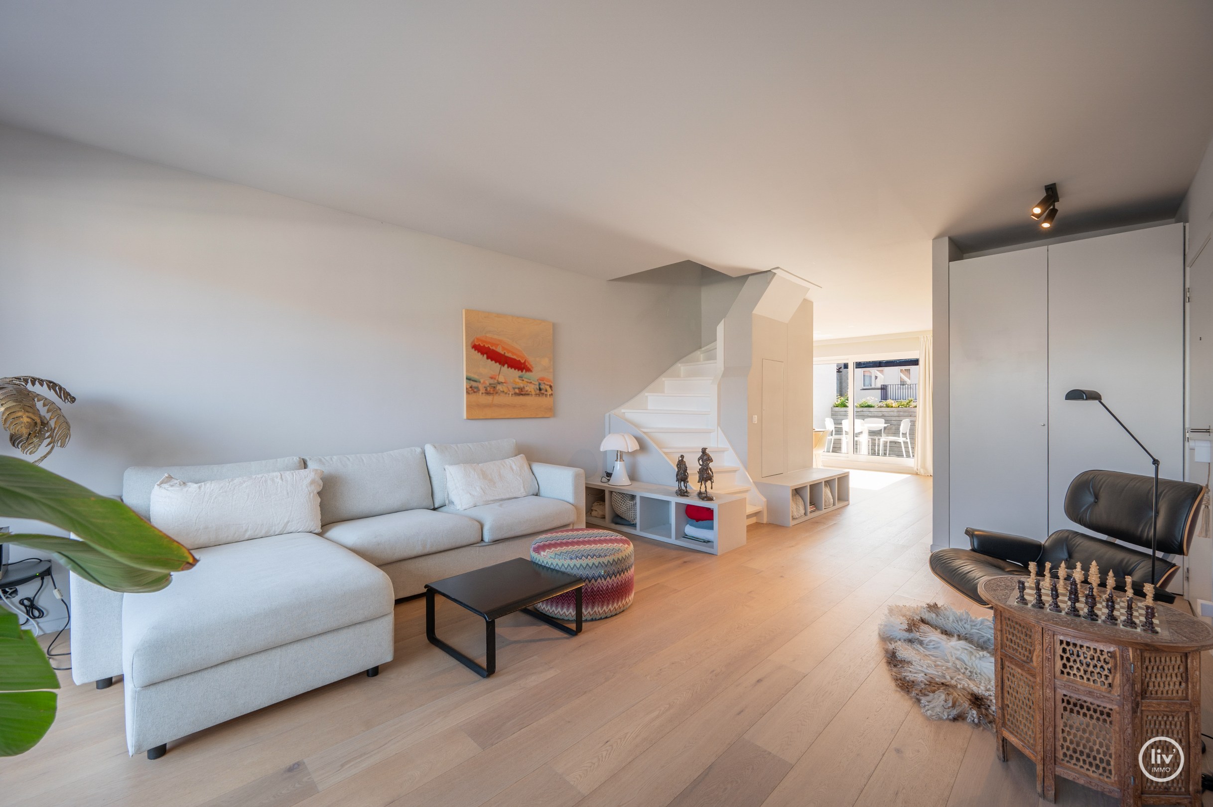 Stijlvol appartement met 2 zonnige terrassen op een toplocatie in Knokke Centraal gelegen tussen zeedijk en Lippenslaan. 