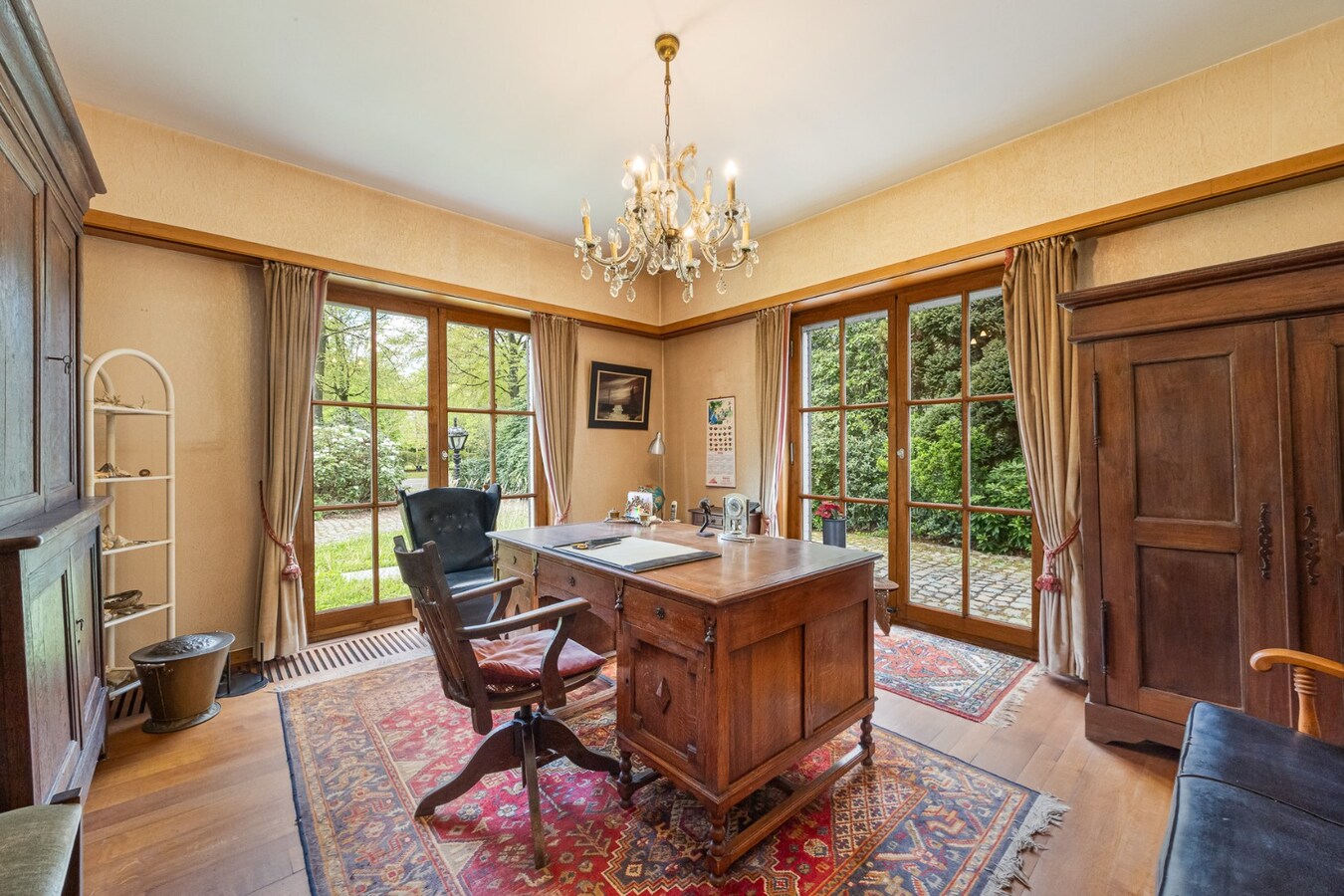 Villa met praktijkruimte en dubbele garage op riant perceel van 2.010 m² te Schoten 