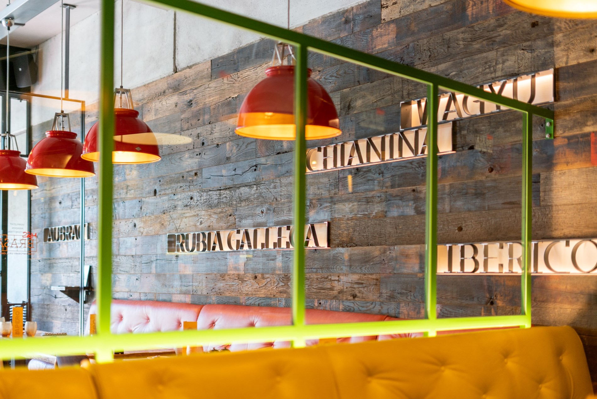 Magnifique local commercial fini (°2015), aménagé en restaurant équipé de toutes les technologies récentes et en excellent état, situé au centre de Knokke, à proximité de l'avenue Lippens et du marché 