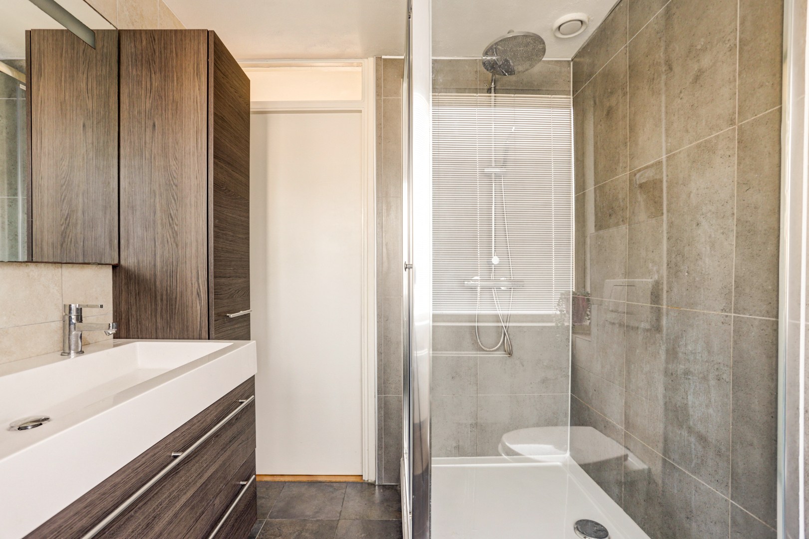 Ruime uitgebouwde 6-kamer hoekwoning met kunststofkozijnen, dakkapellen, grote tuin en eigen grond. 