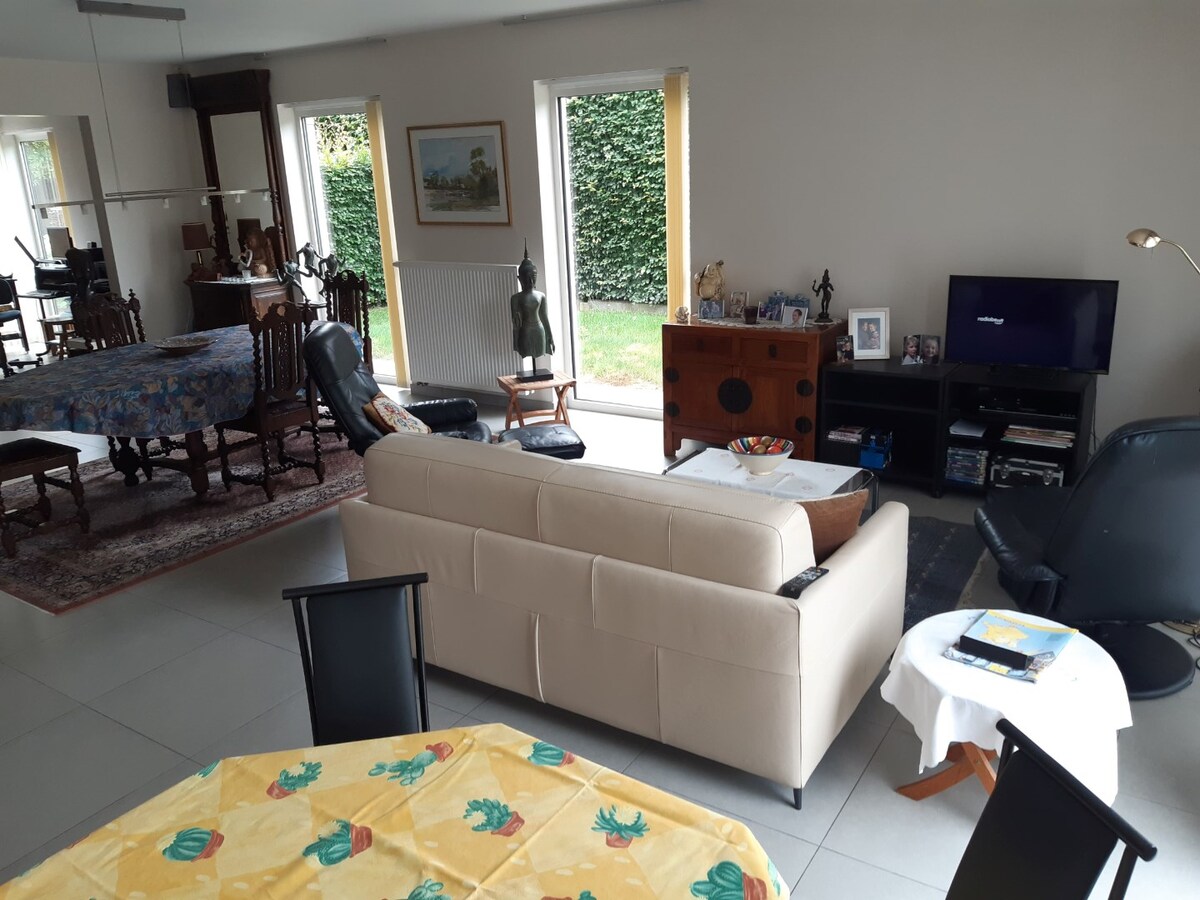 Recente, eigentijdse villa in doodlopende verkaveling ! 