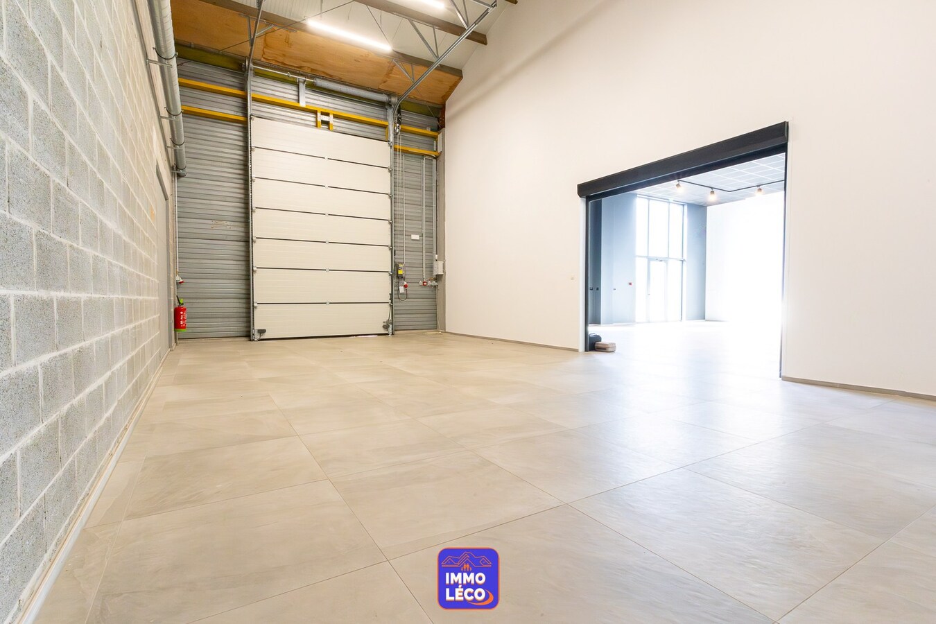 Show-Room rénové de 470m² offrant une situation exceptionnelle, parking et jardin. 