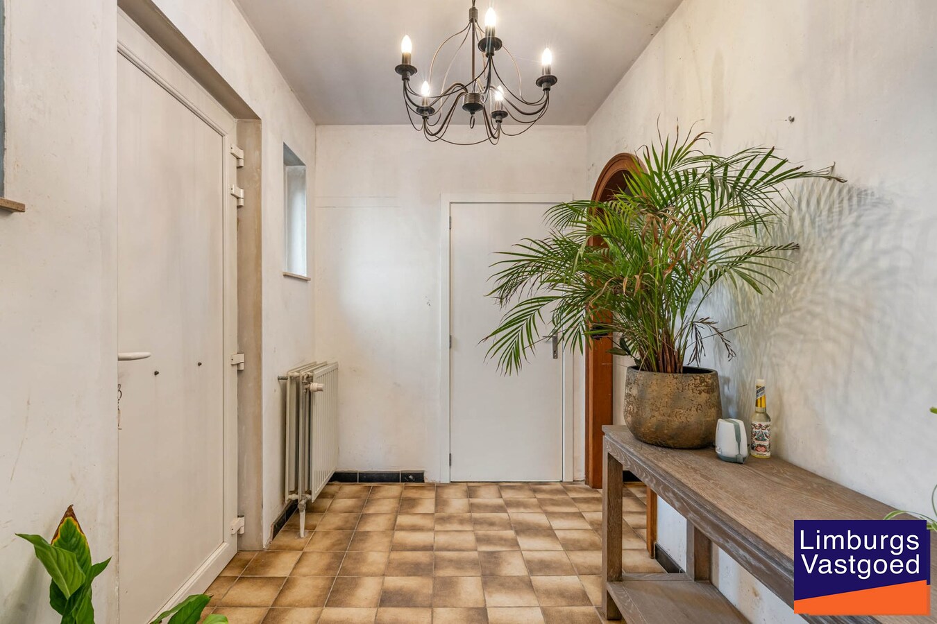 Landelijk gebouwencomplex voor paardenhouderij, op ong. 3ha 50a met stallen, weides/paddock, binnen-en buitenpiste, en woning. 