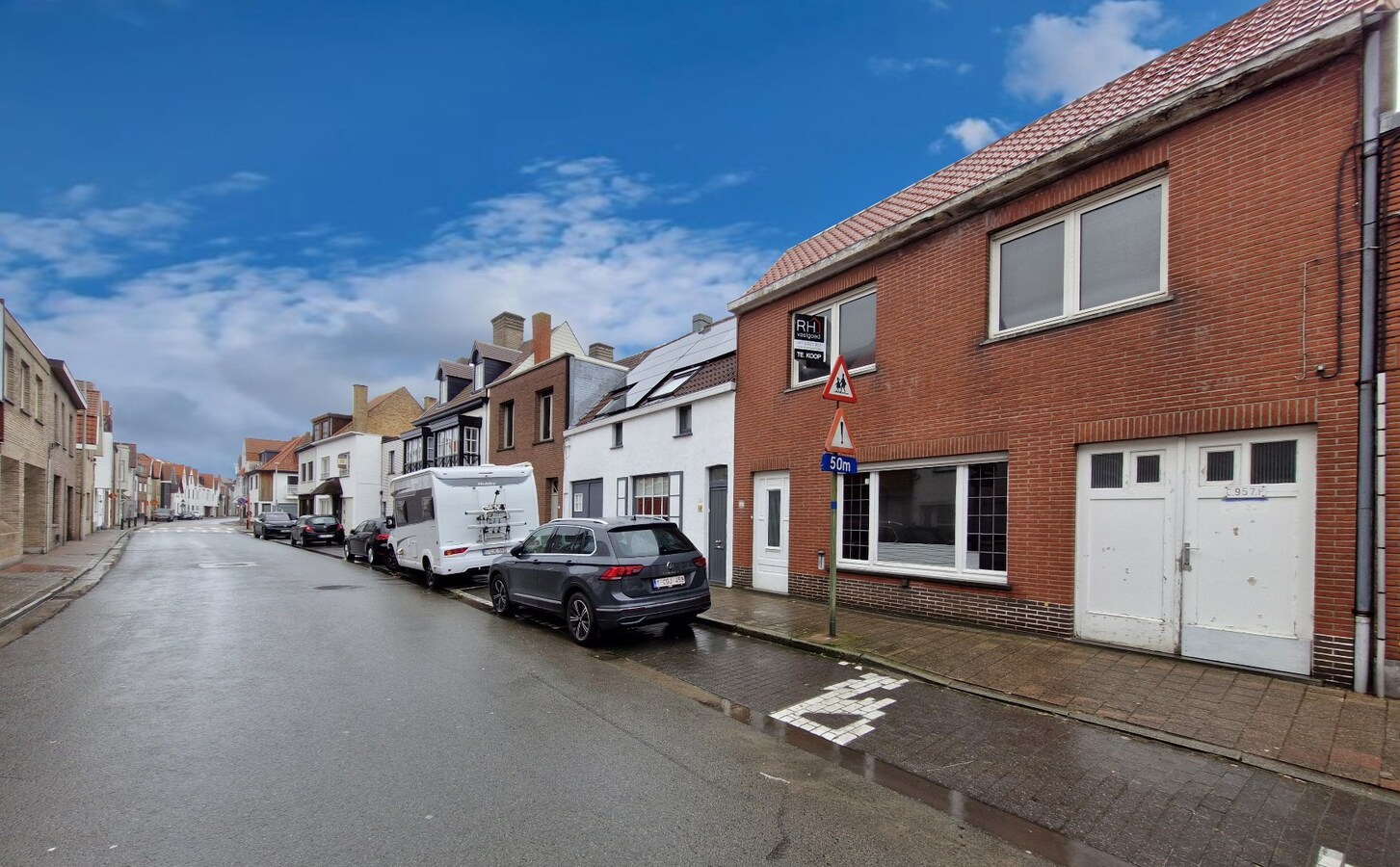 Te renoveren volumineuze gezinswoning met diepe garage in het hart van Knokke. 