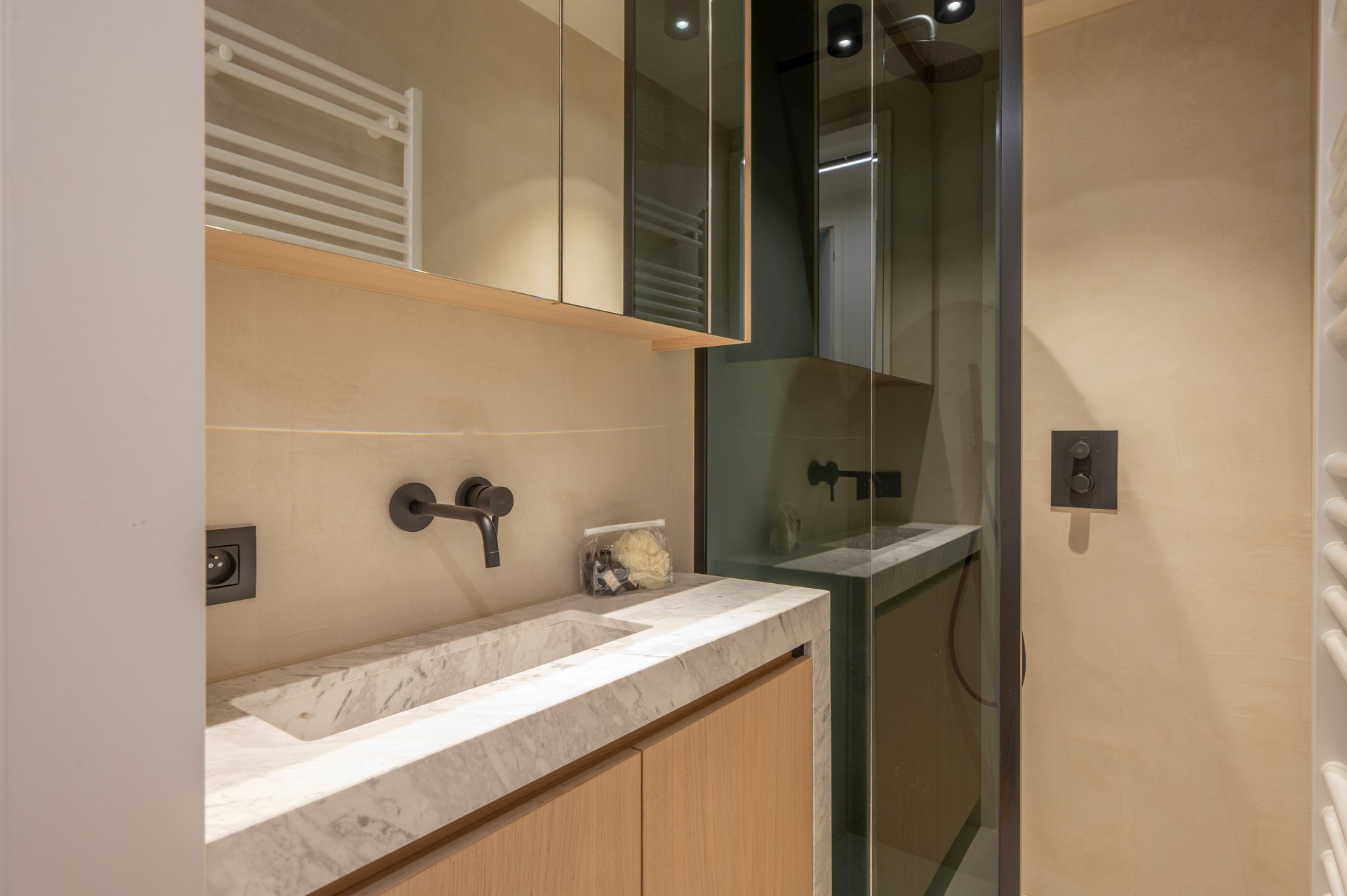 Volledig gerenoveerd HOEKappartement goed gelegen te Lippenslaan 