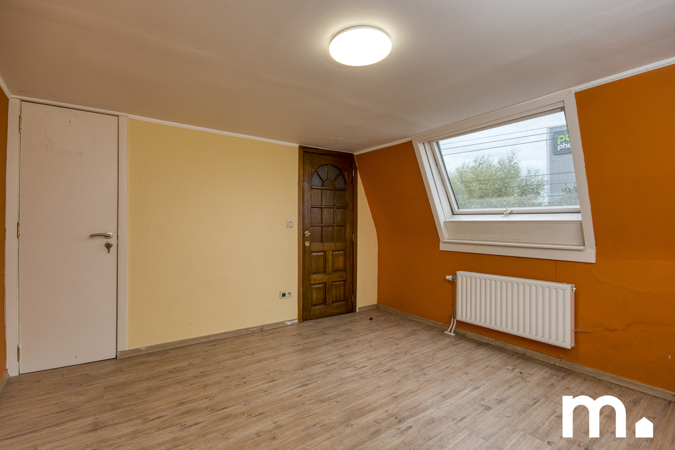 Centraal gelegen woning met ruime garage/opslagplaats te Izegem ! 