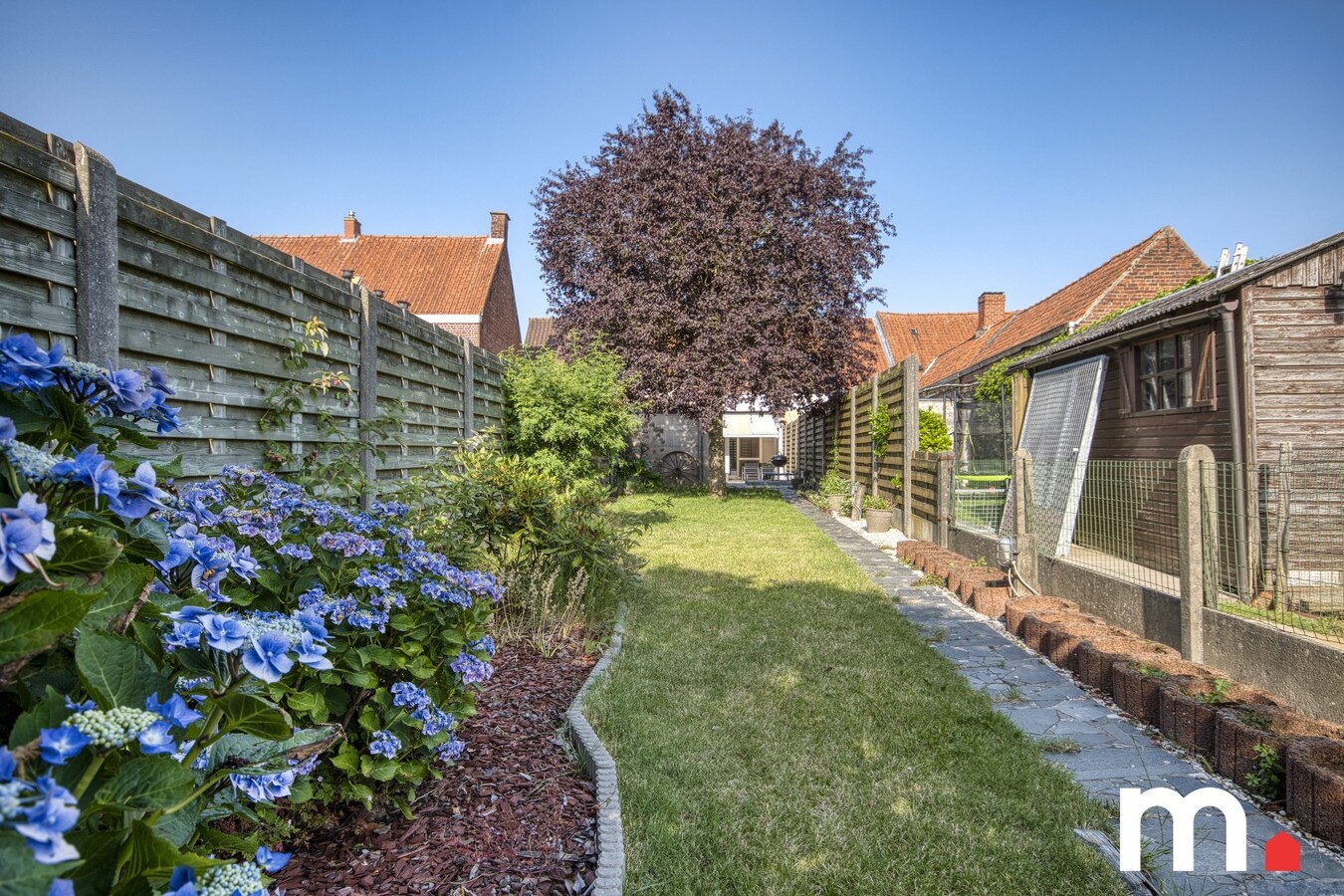 Instapklare woning te Ingelmunster met garage en uitweg achteraan! 