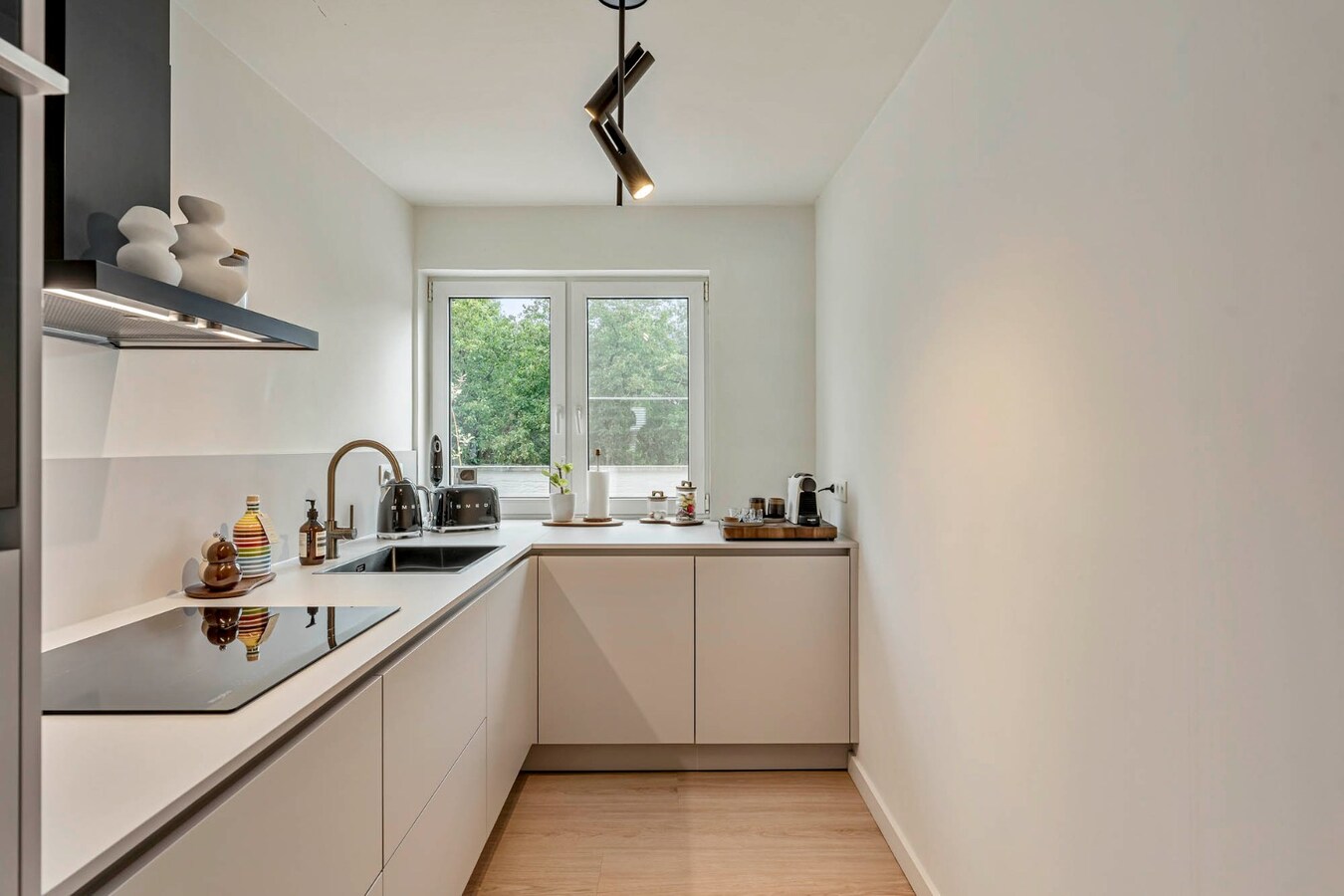 Comfortabel, mooi gerenoveerd duplex-appartement mét ruim terras en carport! 