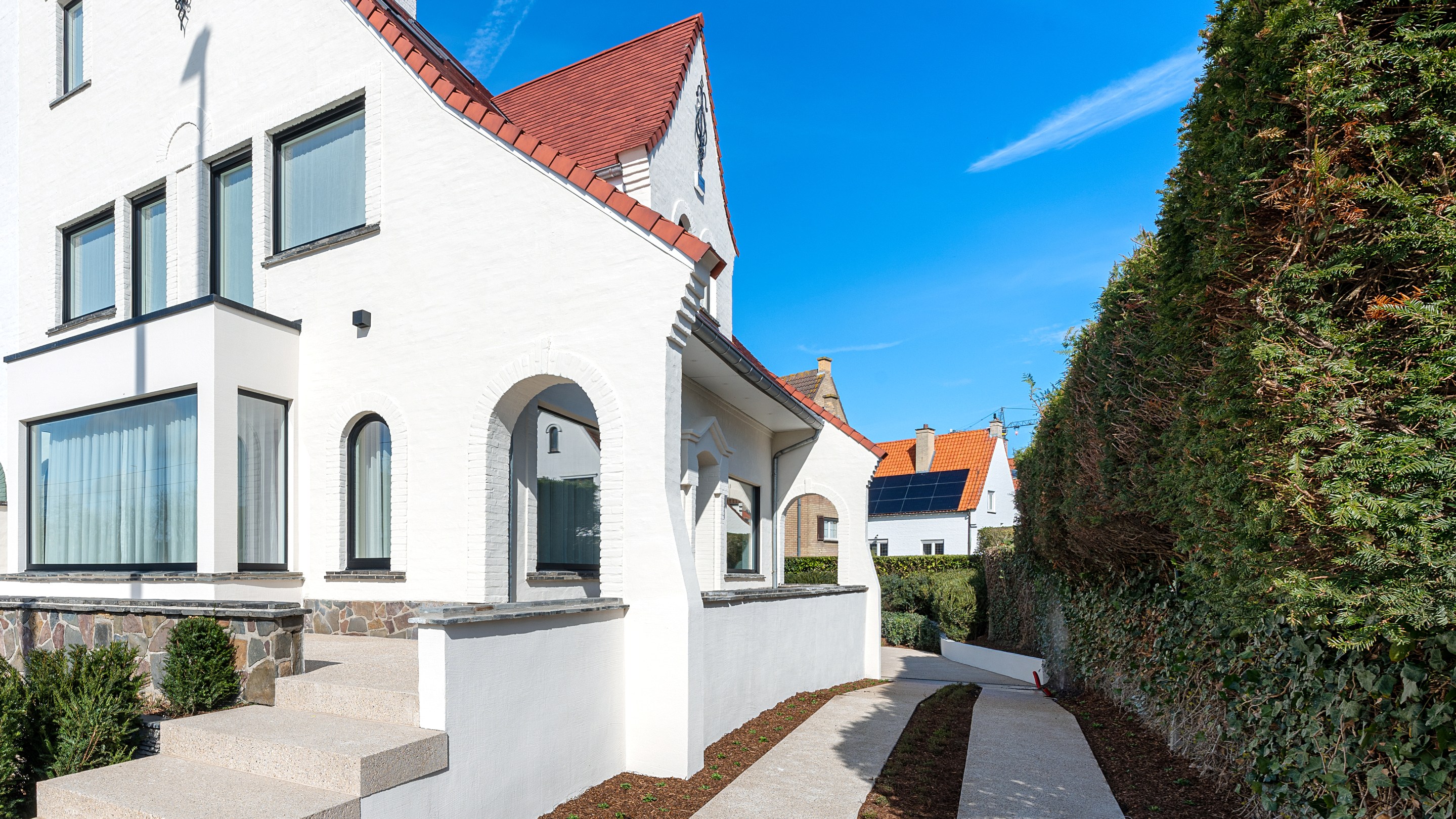 Op een uitmuntende locatie in Duinbergen, op wandelafstand van het strand en de duinen, bevindt zich deze prachtig en hoogwaardig gerenoveerde koppelvilla. 