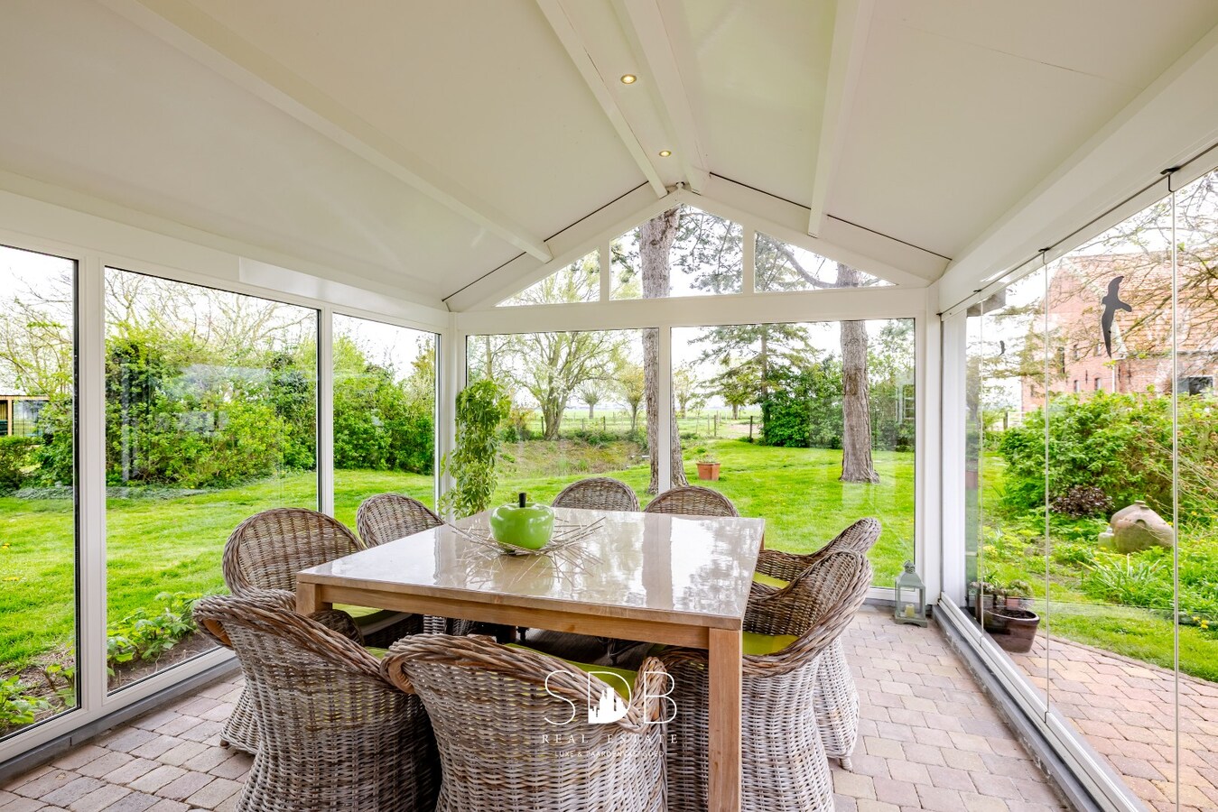 Landelijke woning met authentiek gastenhuis, stalgebouw, graslanden en buitenpiste op 20.285m² 