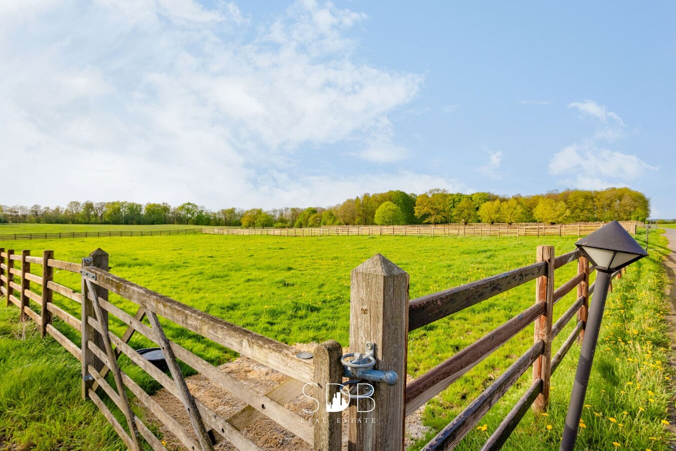 Hippische Complex met woonhuis en appartement op circa 31 Hectare 