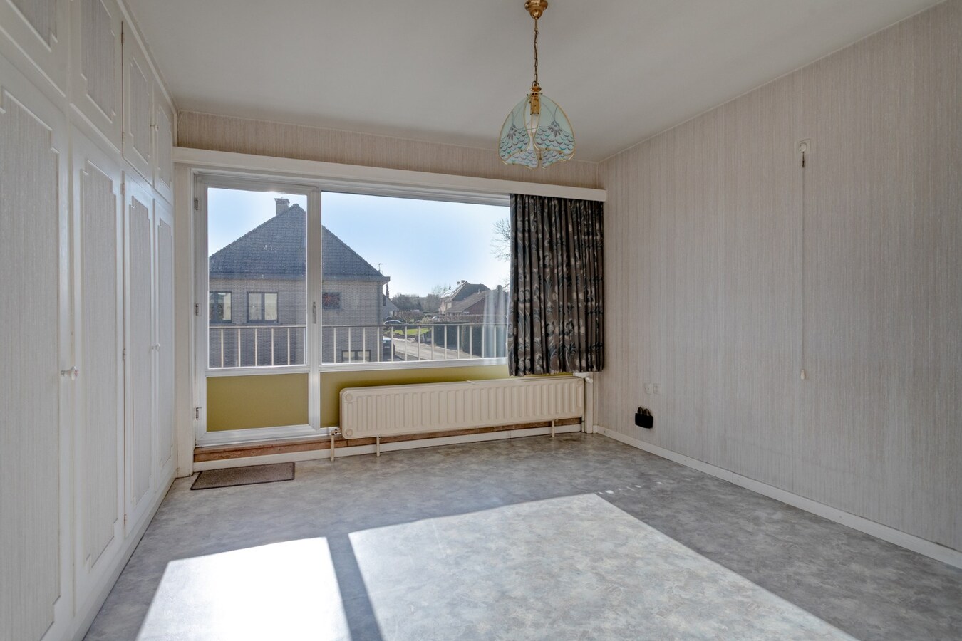Ruime woning met 4 slaapkamers, veranda en volledig onderkelderd perceel (615 m²) 