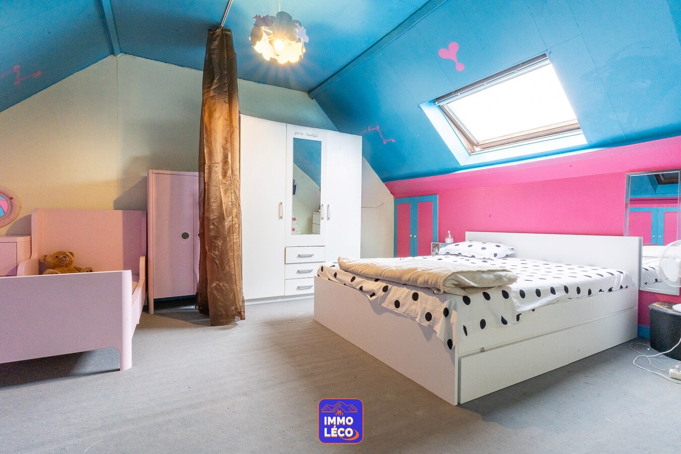 Maison avec beaux volumes et jardin. 