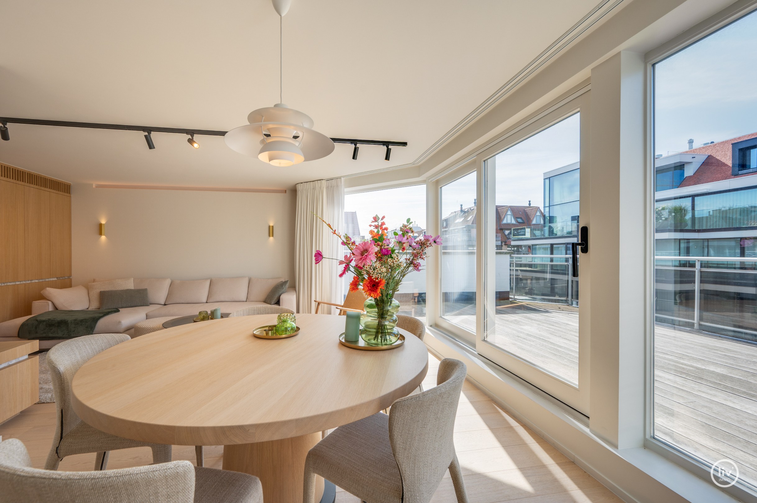 Parchtig afgewerkte penthouse met magnifieke terrassen van +/-40m2 en 3 ruime slaapkamers te Leopoldlaan gelegen. 