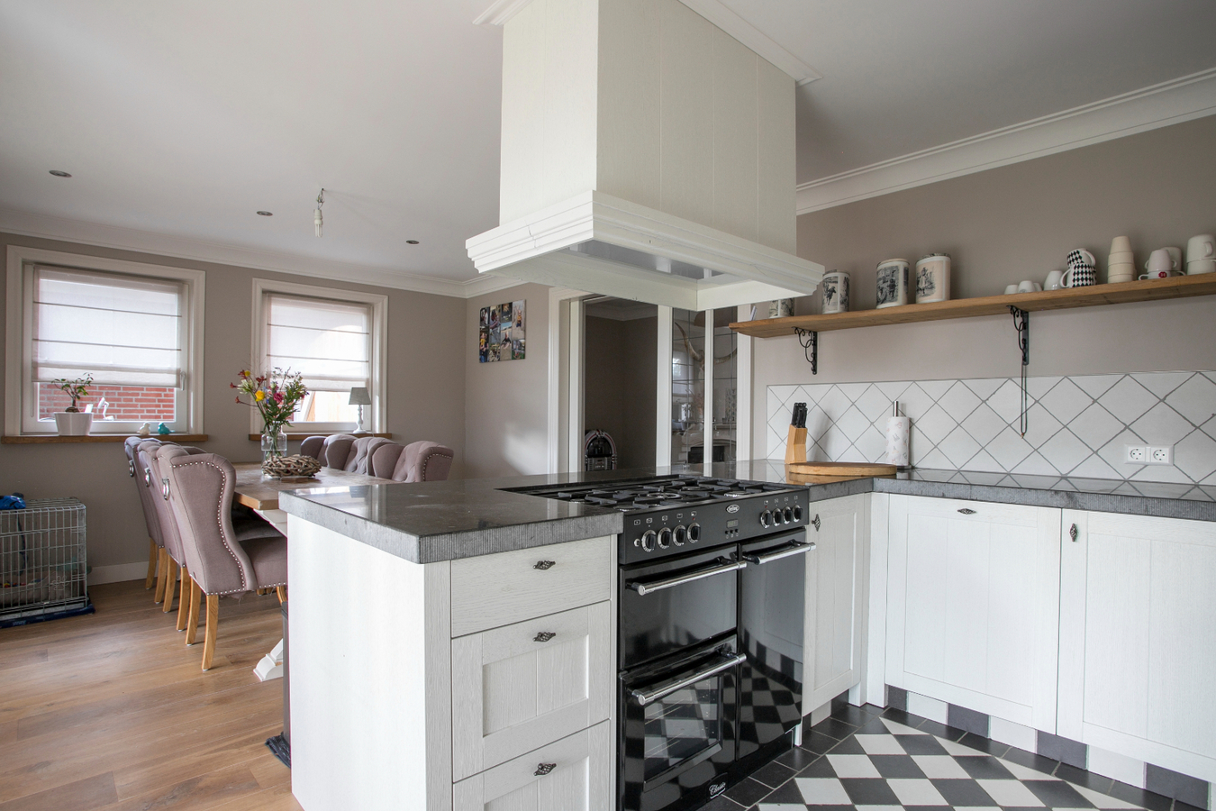 Vrijstaande, instapklare eengezinswoning met garage en carport afgewerkt in landelijke stijl. 