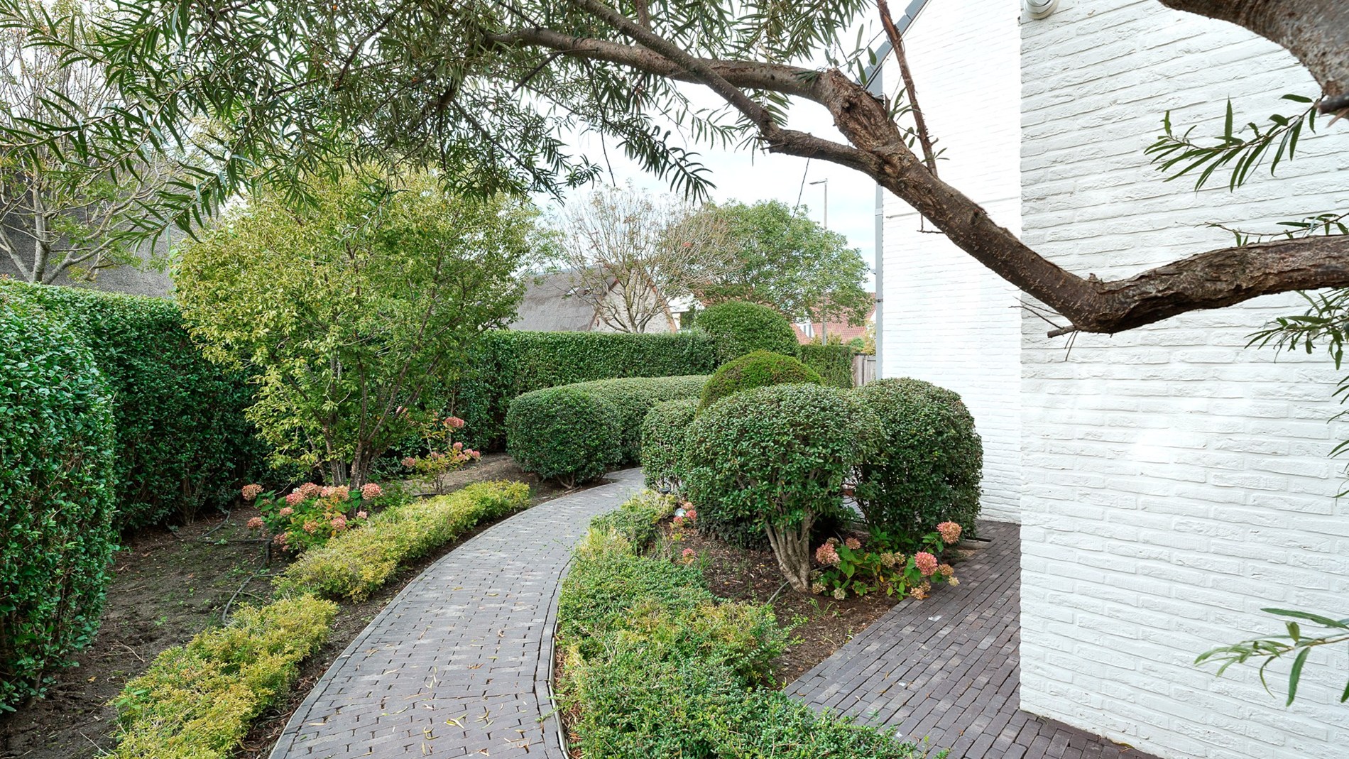 Schitterende villa met zwembad gelegen in residentiële wijk te Knokke. 