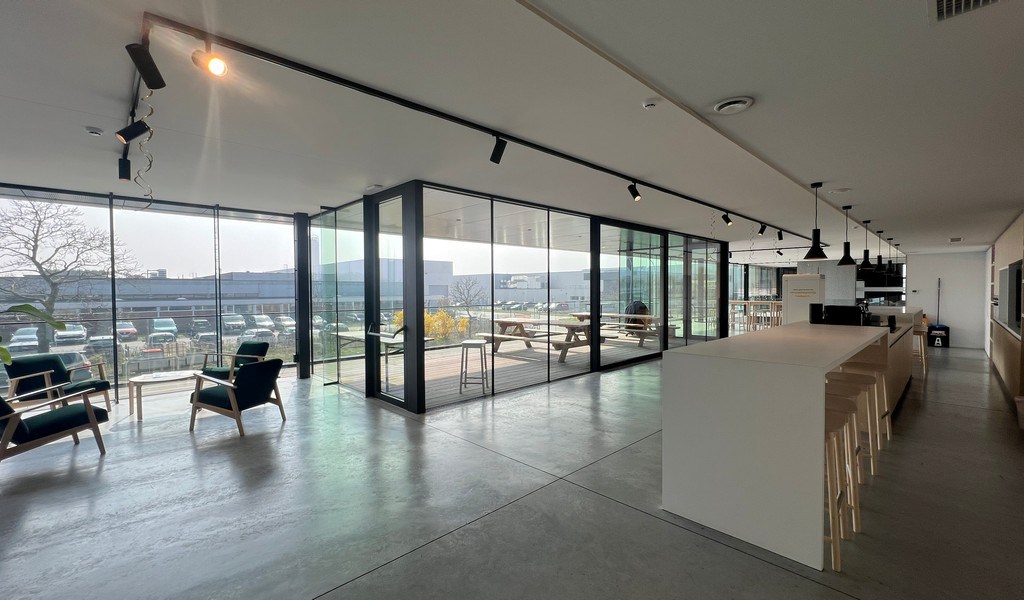 Recent bedrijfsgebouw met prachtige kantoren te huur in Lokeren