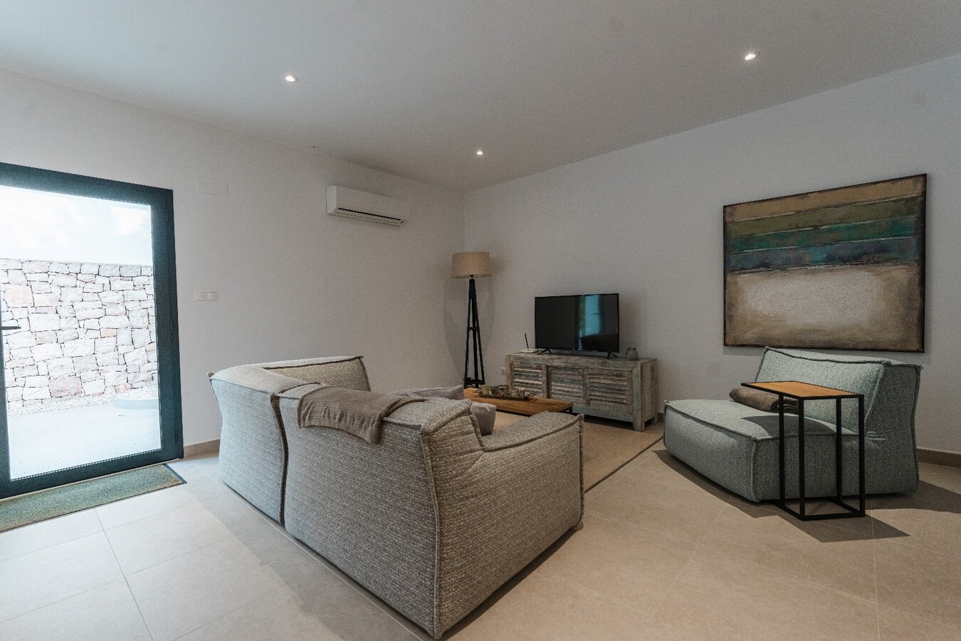 Deze uitzonderlijke villa biedt een unieke combinatie van luxe, volledige privacy en een prachtige zuidoriëntatie in het gegeerde Solpark. 