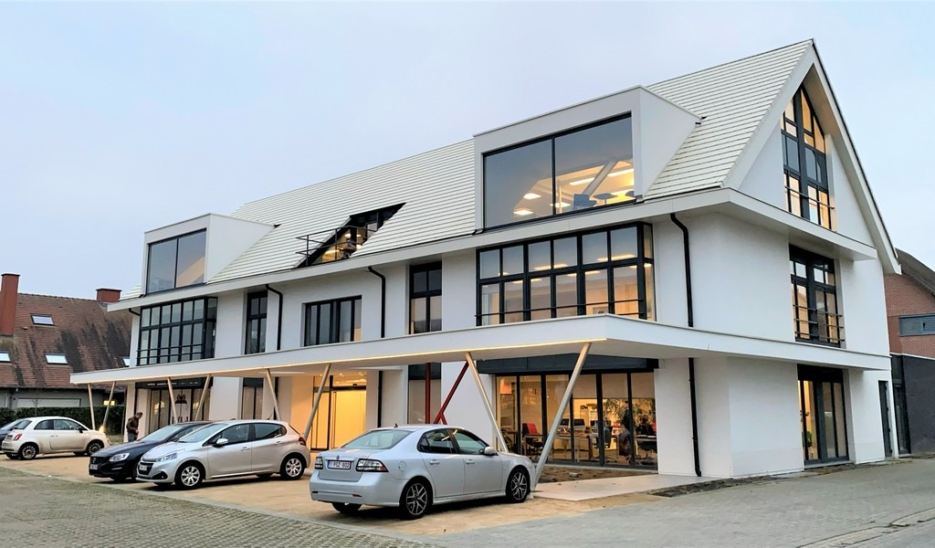 Kantoren te huur op zichtlocatie langs Kortrijksesteenweg in Sint-Martens-Latem