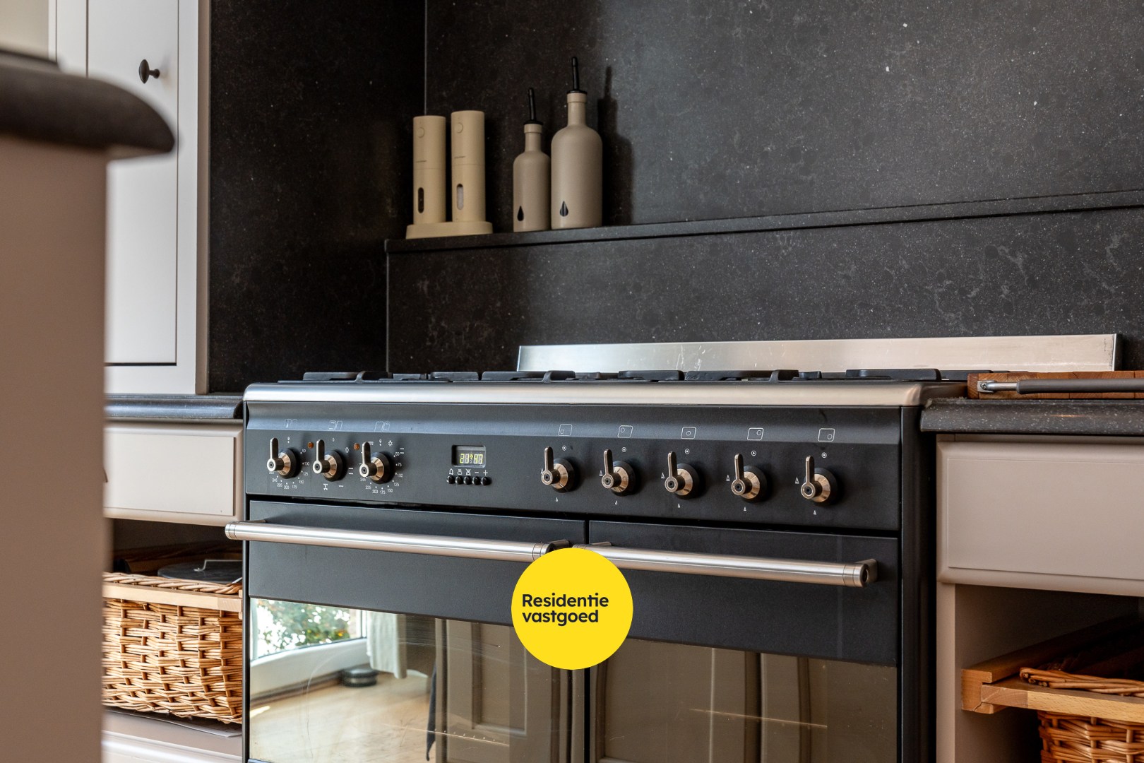 Exclusieve villa met zwembad en poolhouse in de nieuwe St-Annawijk te Sint-Andries 