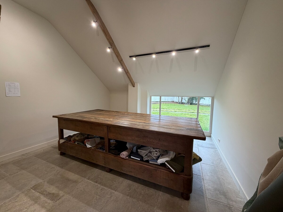 Multifunctioneel commercieel pand op toplocatie. 