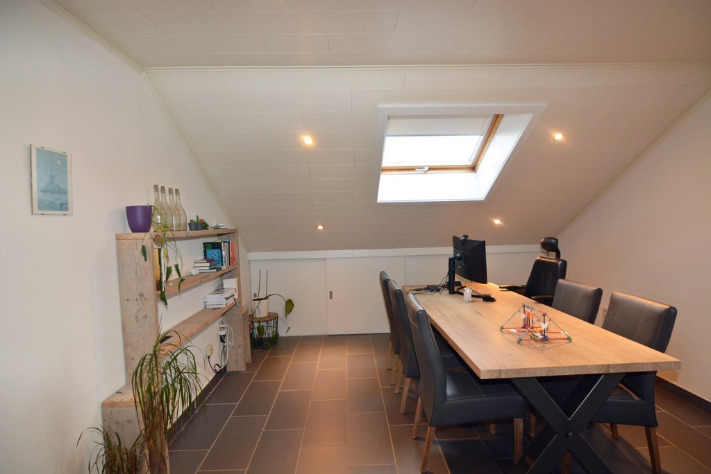 Instapklaar appartement met 2 slpks en tuintje. 