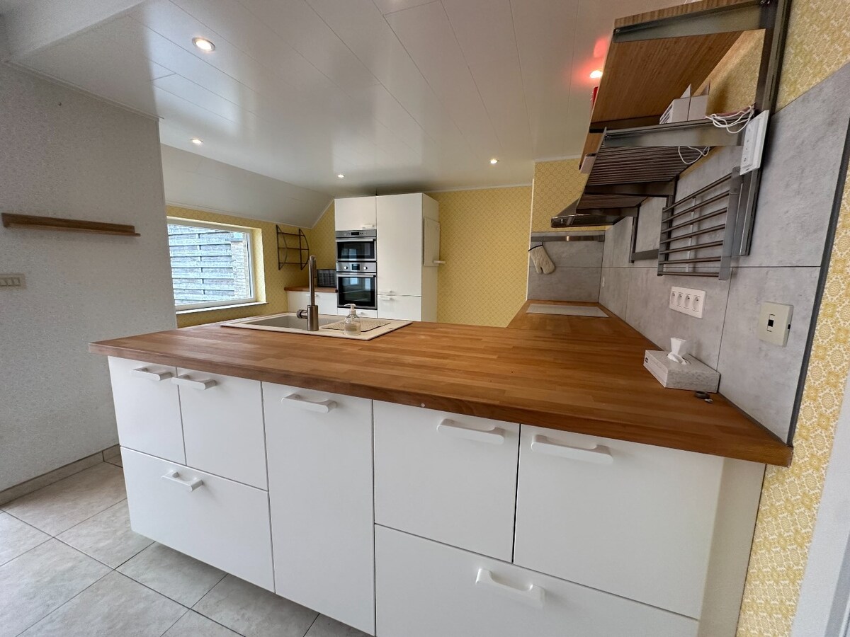 Centraal gelegen, lichtrijke woning met drie slaapkamers en garage 