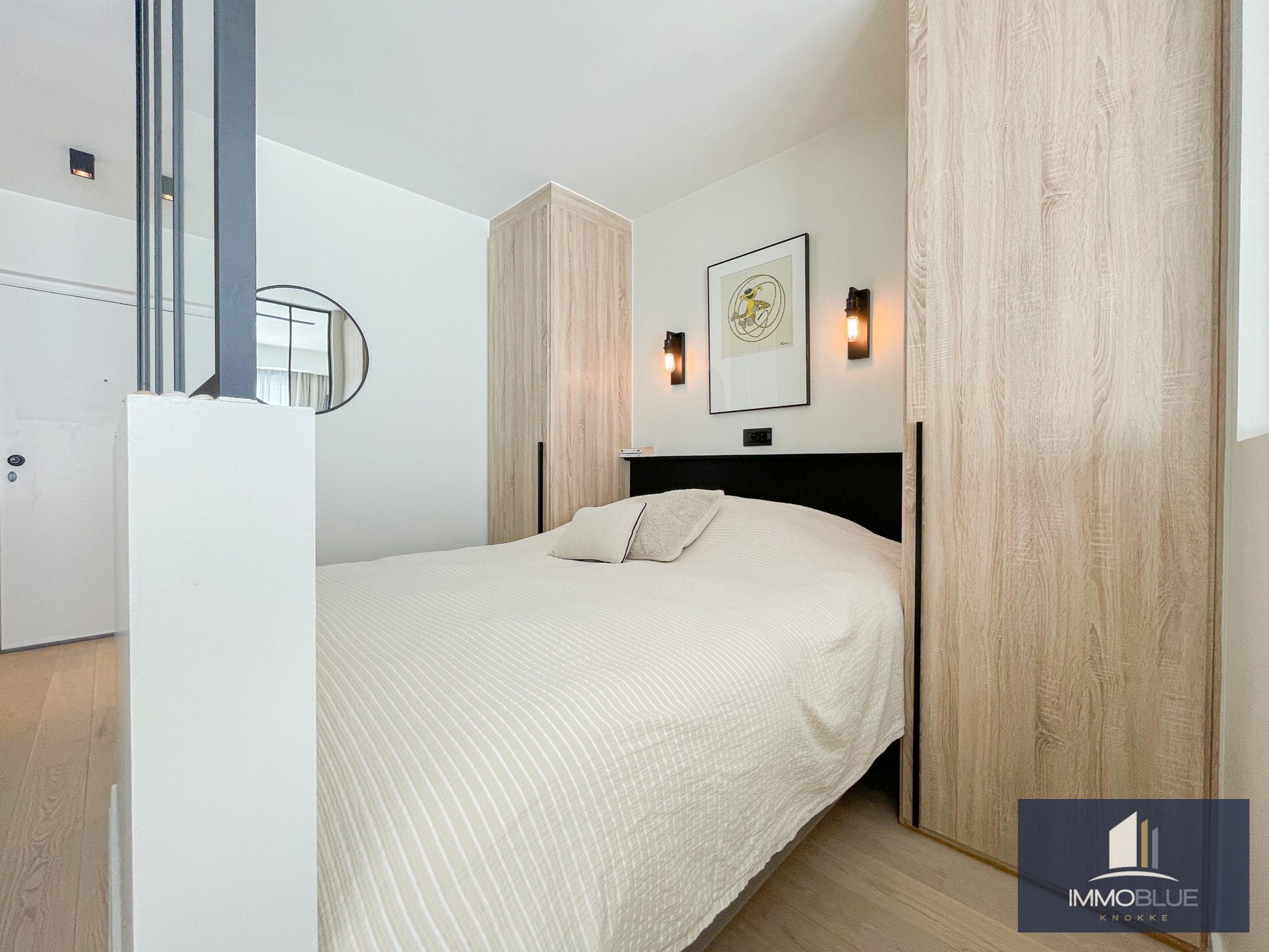 Recent tijdloos gerenoveerd appartement gelegen op de Kustlaan. 