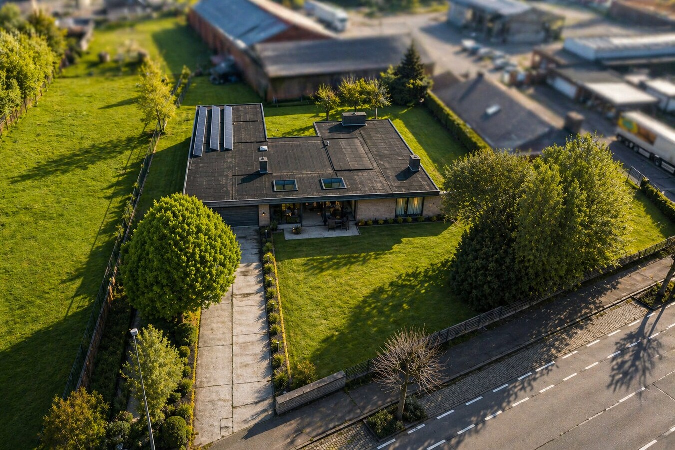 Unieke Villa te Roeselare op 2258m² met 28 zonnepanelen en 432m² bewoonbare oppervlakte! 