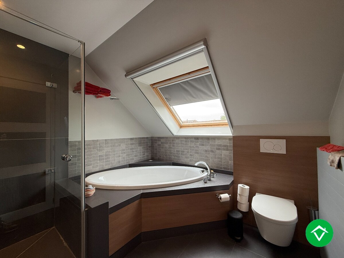 Prachtige rijwoning met 3 slaapkamers, tuin en garage te Roeselare 