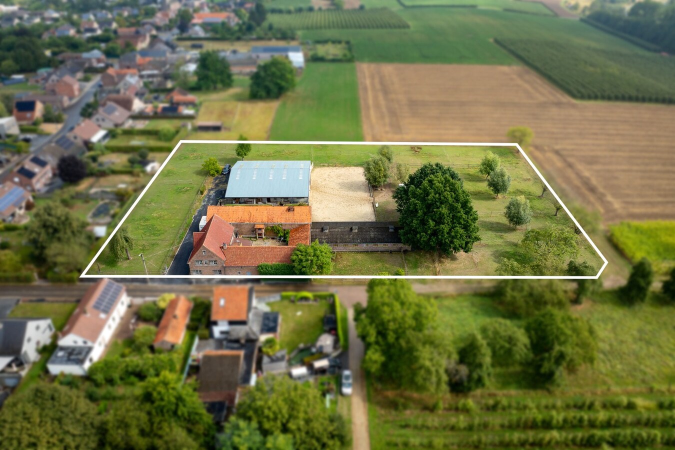 Ruime woning met buitenpiste en kleine binnenpiste op ca. 1,03ha te Hoeselt 