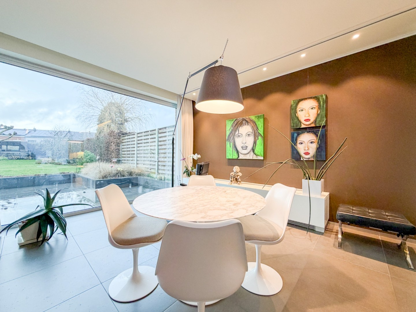 Prachtige gezinswoning met mooie tuin en bijgebouw, instapklaar afgewerkt, Torhout. 